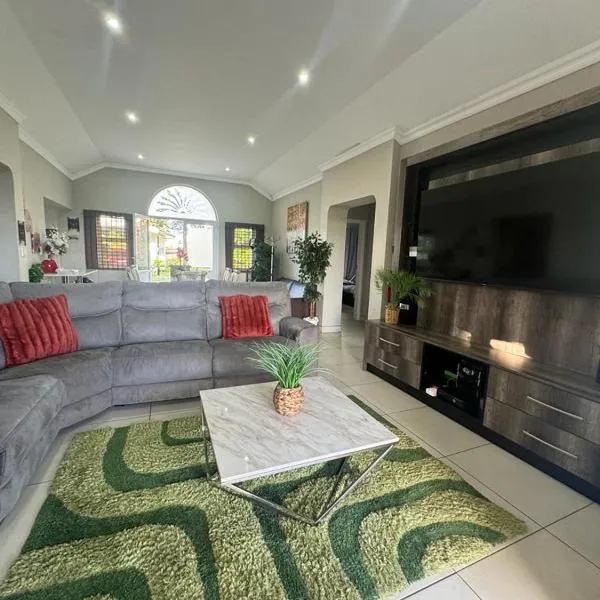 Villa Caylee Caribbean Estates - Ultra-Luxurious - Rimas Interiors Designs - Private Beachfront Escape - Premium serviced for 8 Guests, hotel v destinaci Port Edward