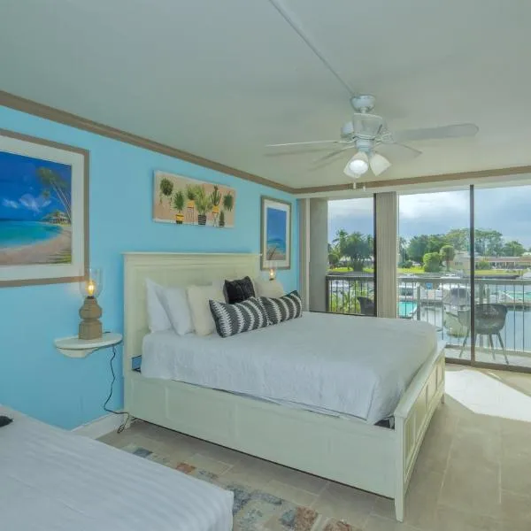 ALL-NEW Waterfront with Balcony,Pool,Tiki Bar,Gym, hotel en Sarasota