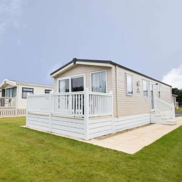 Cedar Lodge With Hot Tub, hotel u gradu Pocklington
