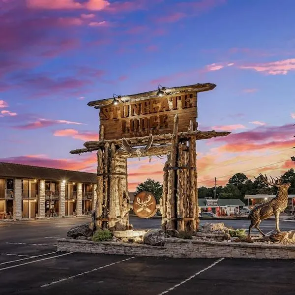 Stonegate Lodge King Bed Pool Fast WIFI 2 mi 2 DTWN Room #306, hotel in Eureka Springs