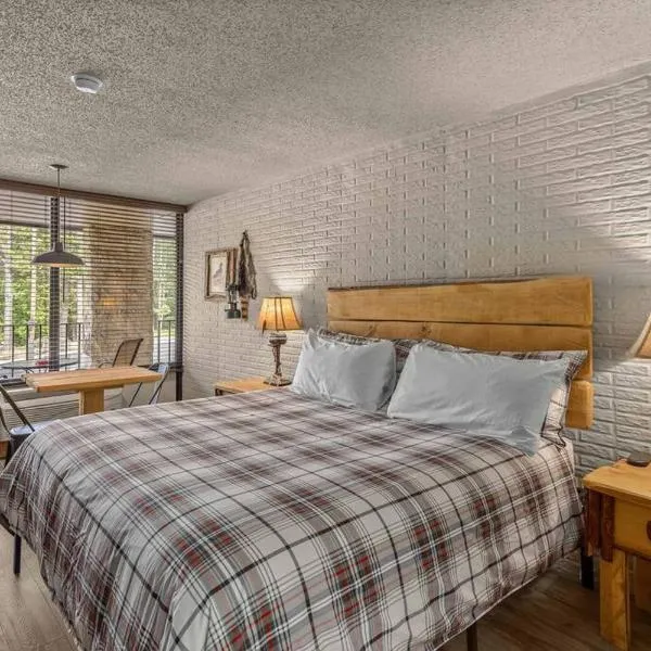 Stonegate Lodge King Bed, WiFi, 50in TV, Fire Pit, Salt Water Pool Room # 310, hotel a Eureka Springs