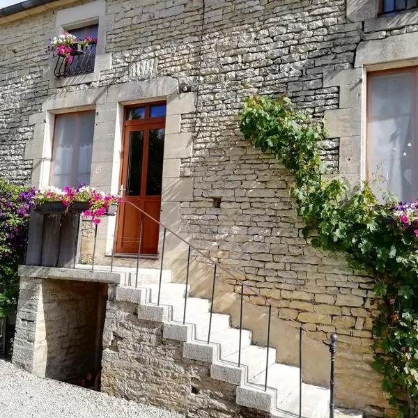 LE SOURCIER, hotel en Argançon