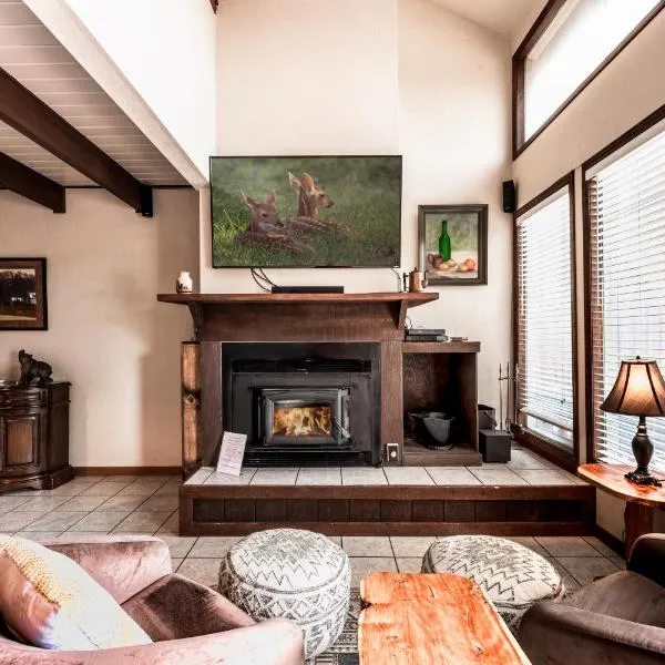 Grande View Condo: 3 Bedroom 2 Bathroom Townhome with a Game Room!, hotel en Ruidoso