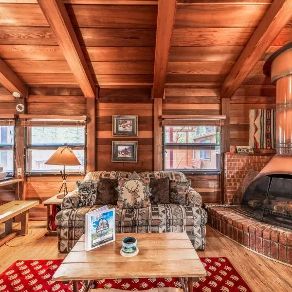 Deer Meadows & Wildflower: Cute, Centrally Located Ruidoso Cabin with Hot Tub!, hotel en Ruidoso