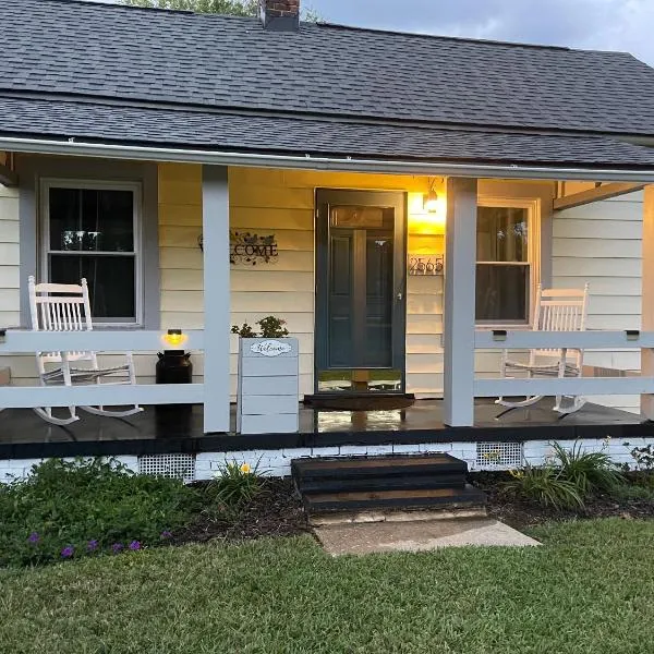 Clayton's 1910 Restored Mill House-near Burlington, hotel sa Graham