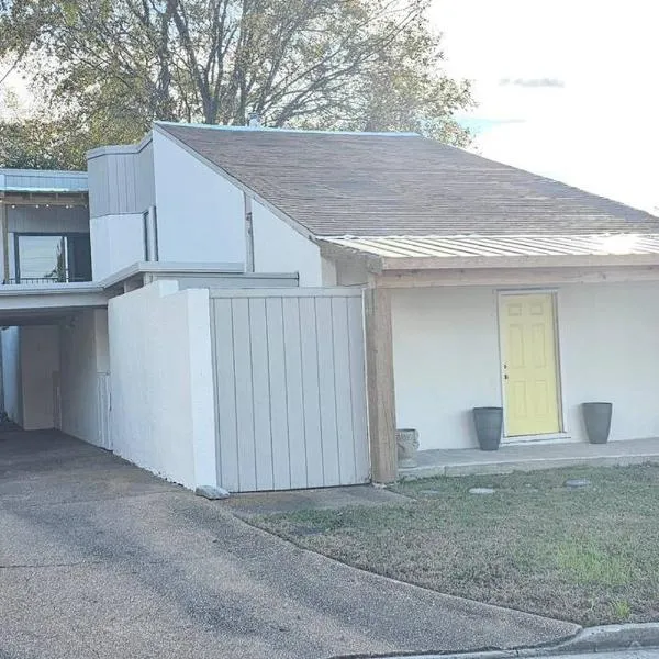 Fully Furnished Vicksburg Home Sleeps 10, hotel in Vicksburg