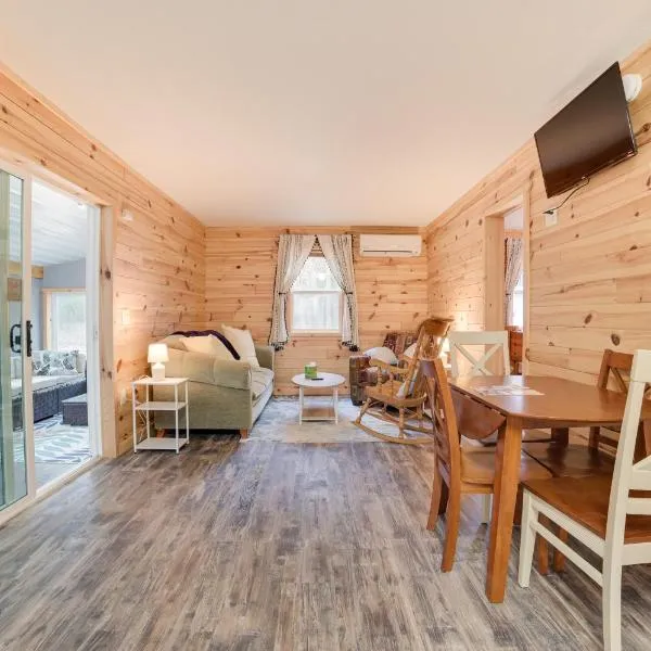 Scenic Evans Hideaway Steps to Lake Huron!, hotel in Oscoda