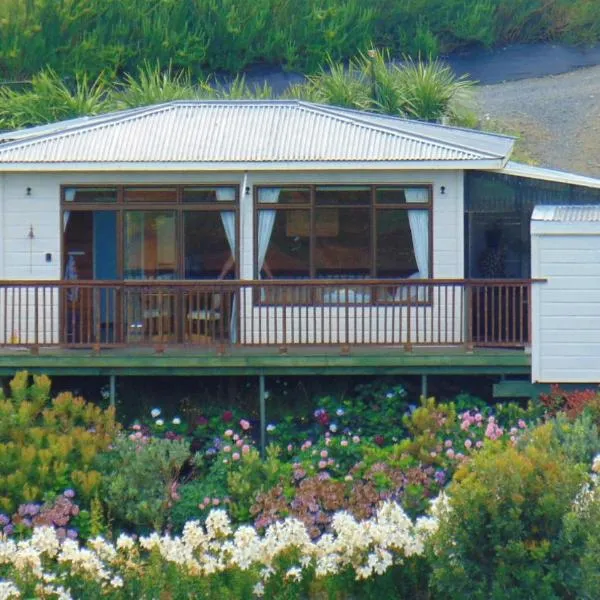 Raglan's Tranquil Garden Retreat - Moa Stone Lodge, hotel v destinaci Raglan
