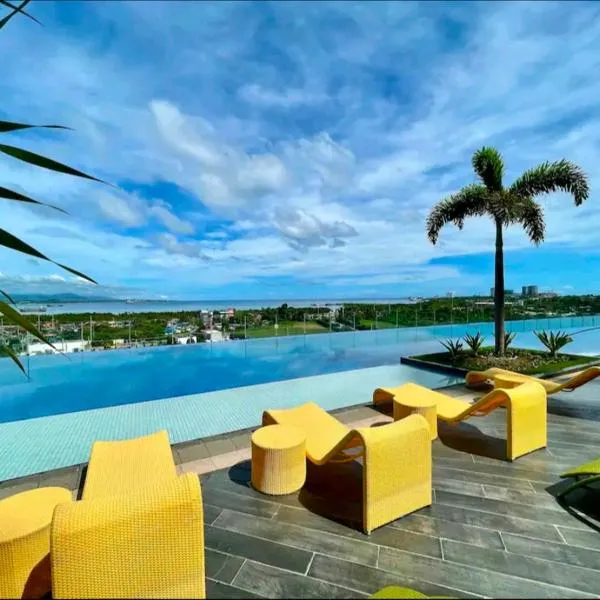 Mactan Newtown Condo with Pool access, hotel in Mactan