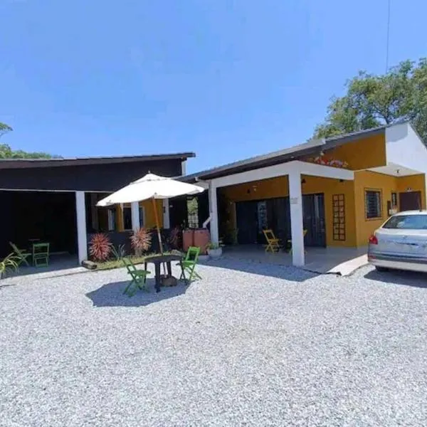 Kitnet privada confortável em Pontal do Sul, hotel v destinaci Pontal do Paraná