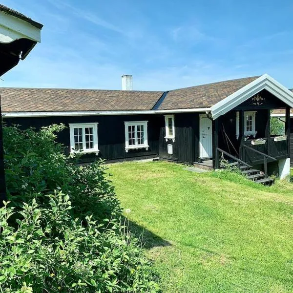 Smie på sjarmerende og historisk gård, hotel in Baukål