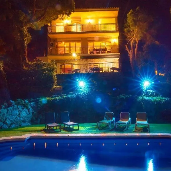 Villa con piscina privada climatizada 29ºC, hotel v destinaci Santa Susanna