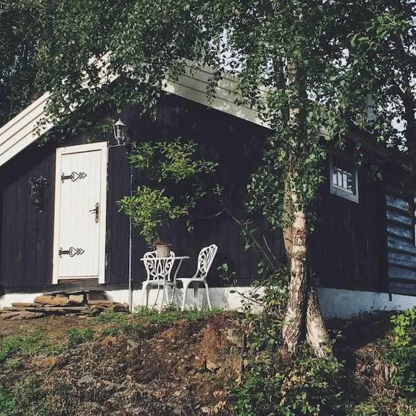 Sjarmerende tømmerhytte på gårdstun, hotel in Baukål