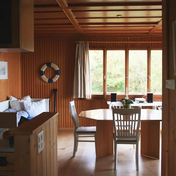 Haus am Seeufer mit Veranda in natürlicher Umgebung, Hotel in Güttingen