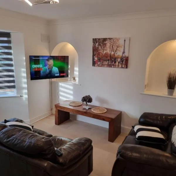Dulverton house - 3 bed house /sleeps 6+ driveway+close to M1, khách sạn ở Nottingham