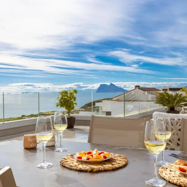 Luxury penthouse with huge terrace and sea and golf views，位于圣罗克的酒店