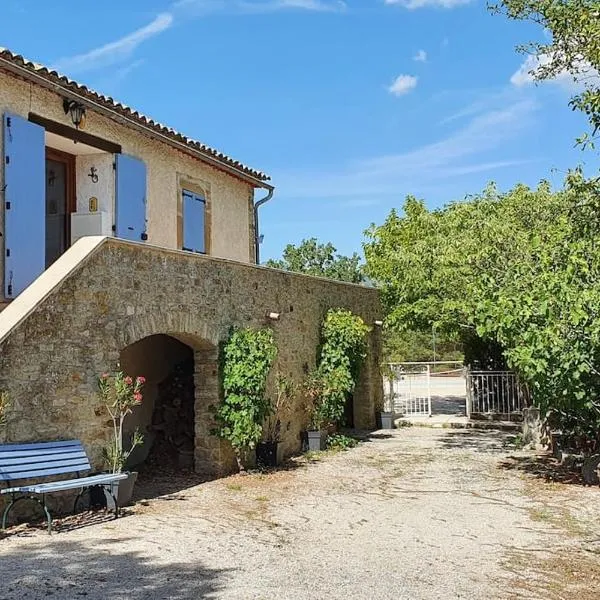 Mas provençal avec piscine et tennis, hotel em Ongles