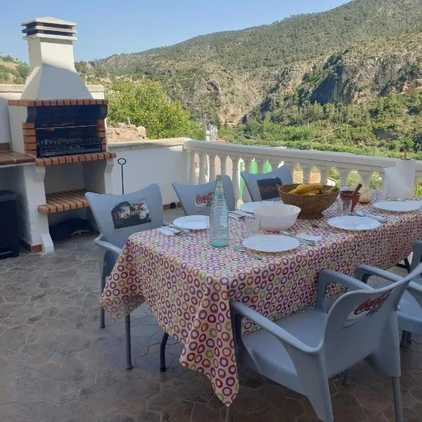 Casa Rural El Lobo, hotel v destinaci Ayna