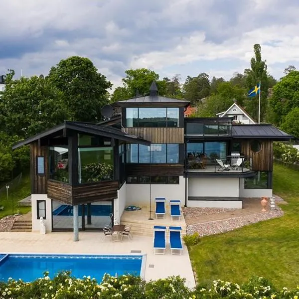 Exclusive rental of the Entire Spacious Ground Floor, hotel v destinaci Sollentuna