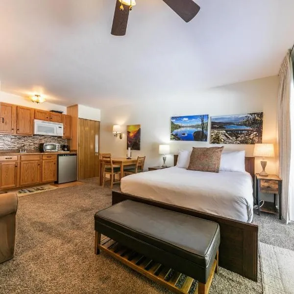 Cozy Studio w/Kitchenette and Balcony #212 at Donner Lake Village, hotel in Truckee