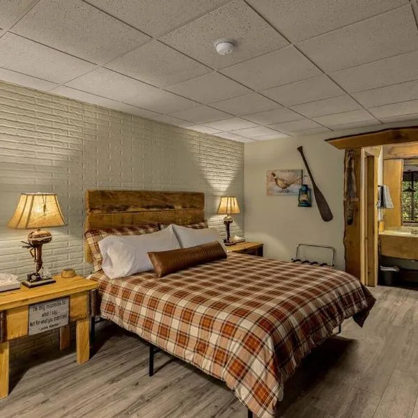 Stonegate Lodge King Bed, WIFI, 50in Roku TV, Salt Water Pool Room #103, hotel a Eureka Springs