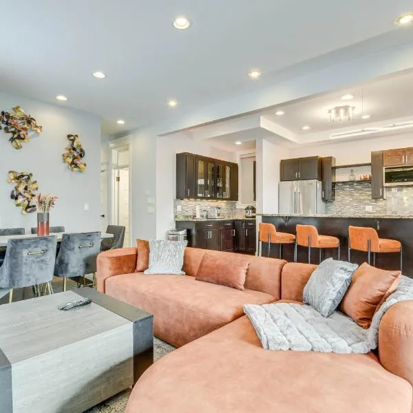 Spacious Condo w/ Deck ~ 3 Mi to Downtown Chicago!, hotel Chicagóban