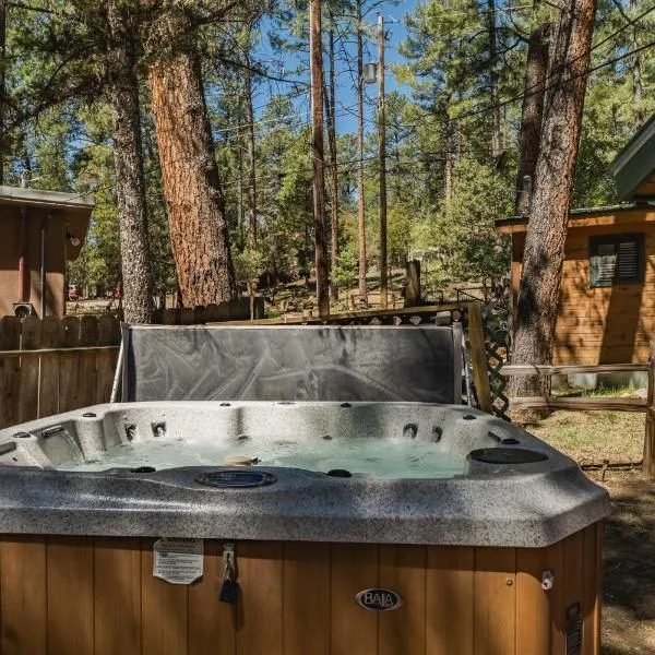 Snuggle Inn: Cozy Studio Cabin in Upper Canyon With a Hot Tub!, hotel a Ruidoso