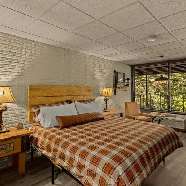 Stonegate Lodge King Bed WIFI 50 Roku TV Salt Water Pool Room #104, hotel a Eureka Springs