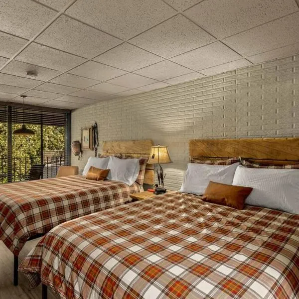 Stonegate Lodge 2 Queen Beds WIFI 50in Roku TV Salt Water Pool Room #105, hotel a Eureka Springs