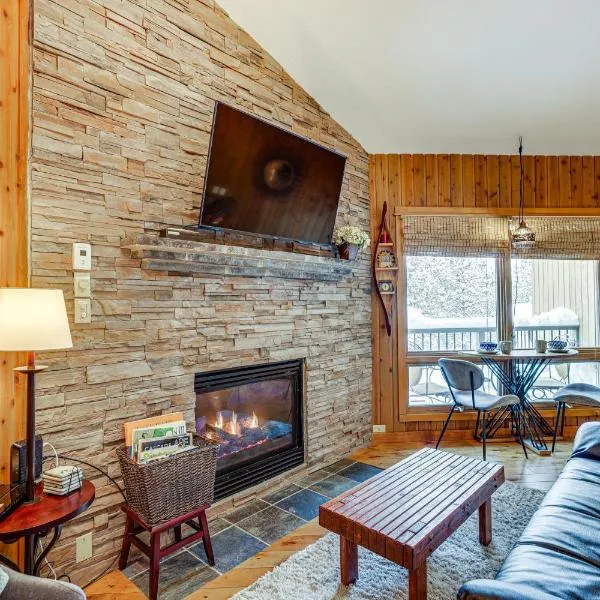 Patio & Pool Access! Year-Round Base in Bend, hotel in Bend