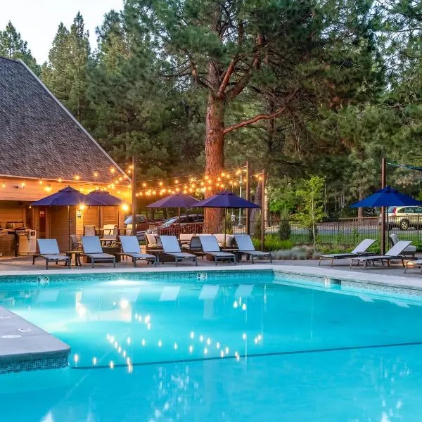 Patio & Pool Access! Year-Round Base in Bend, hotel u gradu 'Bend'