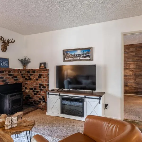 Cozy Cabin-Style Condo in Central Location, hotel in Mammoth Lakes