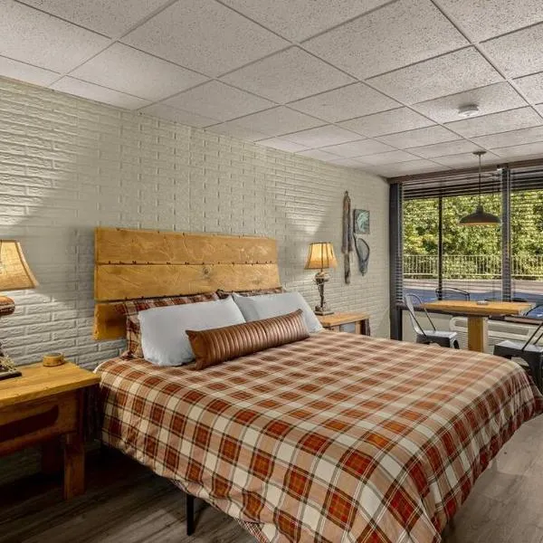 Stonegate Lodge King Bed, WIFI, 50in Roku TV, Salt Water Pool Room #108, hotel a Eureka Springs