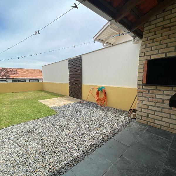 B958 - Casa de praia com 3 quartos em Bombinhas SC