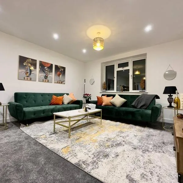 Brand new modern Cheltenham home, hotel v destinaci Gloucestershire