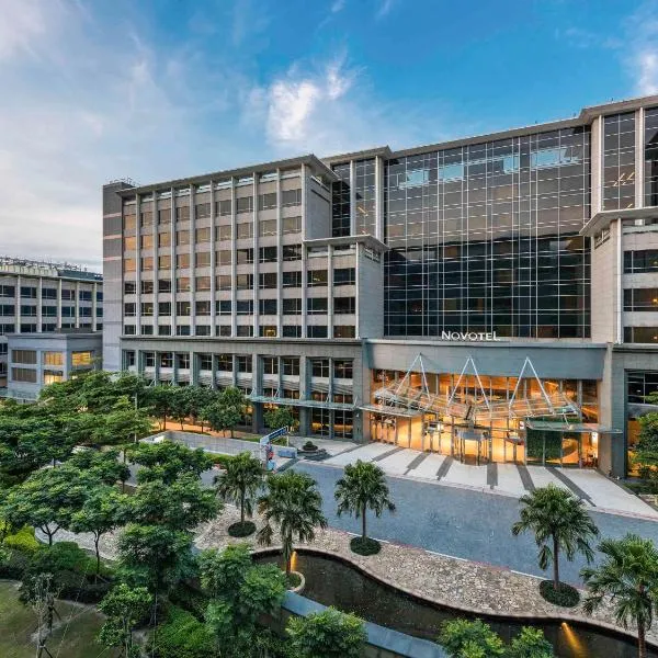 Novotel Taipei Taoyuan International Airport, hótel í Dayuan