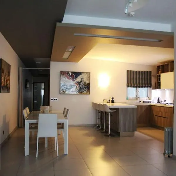 Modern 3BR Apartment in Swieqi, hotel in Is-Swieqi