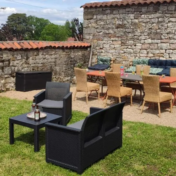 maison de charme avec jardin, hotel en Cousance