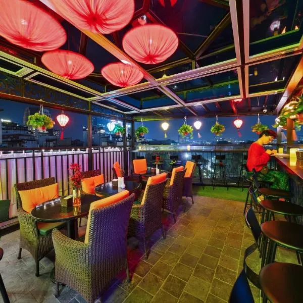 Bella Premier Hotel & Rooftop Skybar, хотел в Ханой