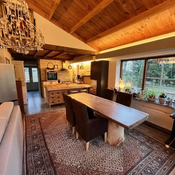 Vakantiechalet voor 4 plus 2 met sauna, hotel in Lanaken