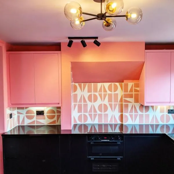pet + kid friendly free parking v pink house!, hotel in Brighton & Hove