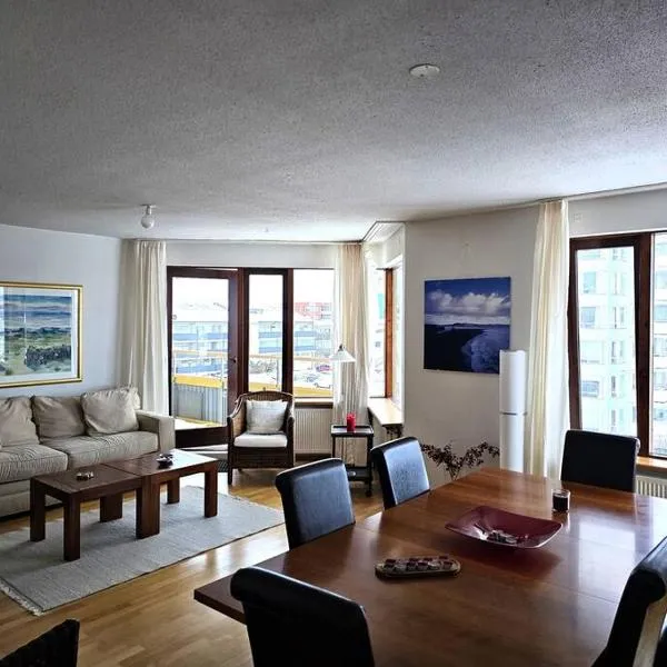Garðabær에 위치한 호텔 Family penthouse with great view