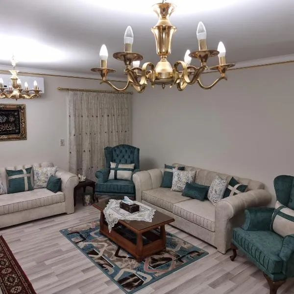 TBK1 apartment in Alrehab city for families only, hotell i Burg el-Ḥudûd