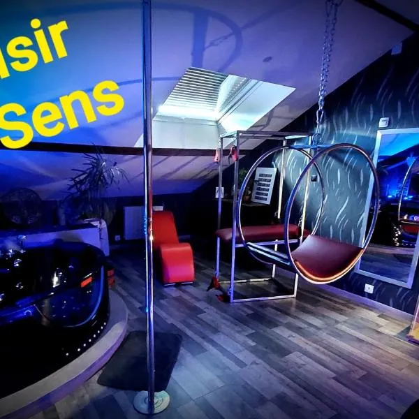 PLAISIR DES SENS, hotel v destinaci Roanne