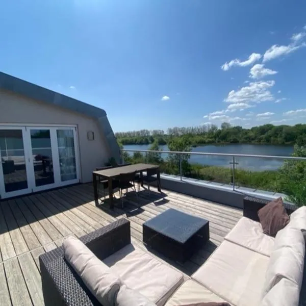 Reed Warbler - HM111 - Lower Mill Estate Penthouse Apartment with Spa Access, hotel in Somerford Keynes