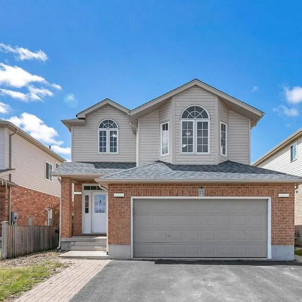 Cozy Luxurious Detached 4 Bedroom House, hotel a Guelph