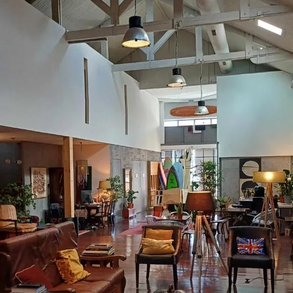Caruma Surf Hostel, hotel v destinaci Matosinhos
