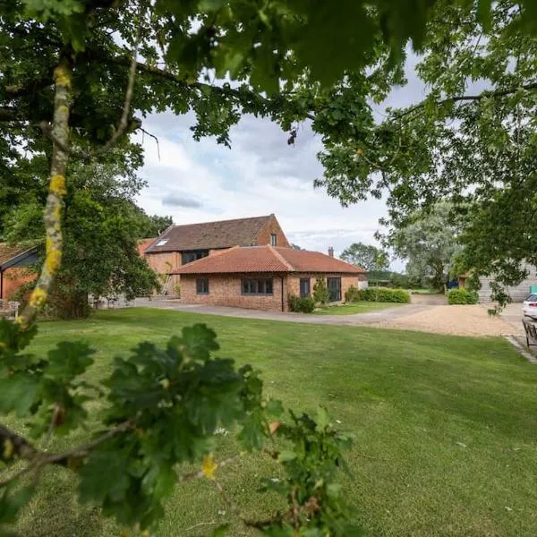 The Granary - Wood Farm Barn. Luxury Barn with wonderful countryside views, hotel in Bawdeswell