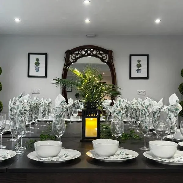 The Cheshire Gathering - Sleeps up to 30 With Hot Tub, hotel v destinaci Chester