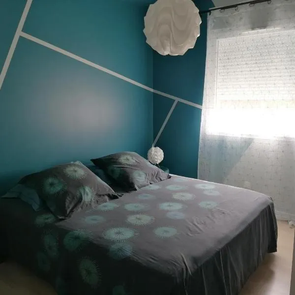 chambre privée bleue avec piscine, hotel di Flachères